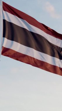 Tayland Bangkok Bayrağı Dikey Sinematik Gerçekçi Dalgalanan Dolly Mavi Gök