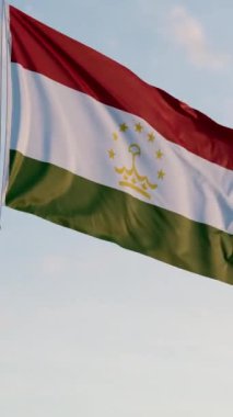 Tacikistan Dushanbe Bayrağı Dikey Sinematik Gerçekçi Dalgalanan Dolly Mavi Gök