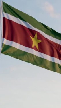 Surinam Paramaribo Bayrağı Dikey Sinematik Gerçekçi Dalgalanan Dolly Mavi Gök