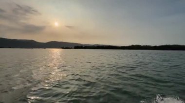 Gün batımına ve denizde güneşe