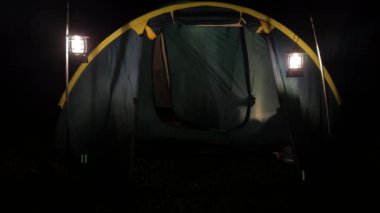 Gece ormanında kamp çadırında.