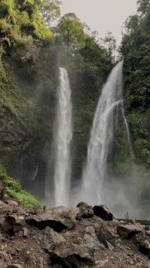 Dağlarda güzel bir şelale