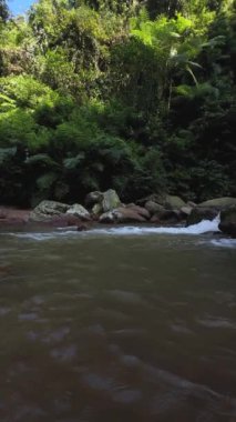 Nehir ve dağ manzarası