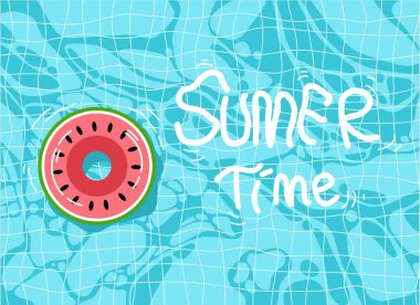 Yaz zamanı üzerinde karpuz yüzen bir yüzme havuzu manzarası.