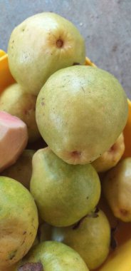 Bir sürü olgun kırmızı guava meyvesi