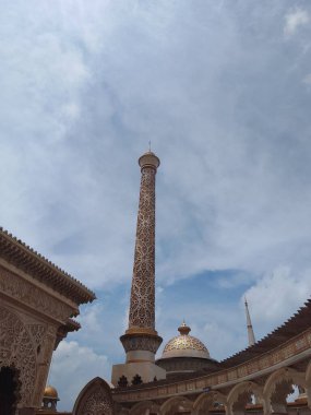 Gökyüzü arka planlı büyük cami fotoğrafçılığının güzel dış görünüşü. Güzel oyma sanatıyla