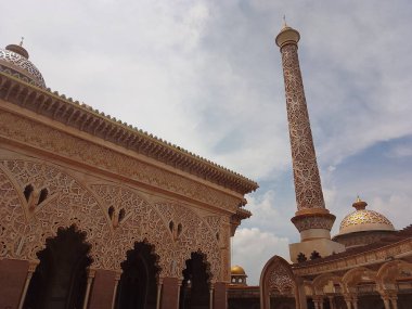 Gökyüzü arka planlı büyük cami fotoğrafçılığının güzel dış görünüşü. Güzel oyma sanatıyla