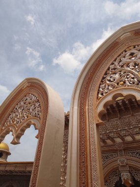 Gökyüzü arkaplanlı büyük cami fotoğrafçılığının güzel kapı sanatı. 