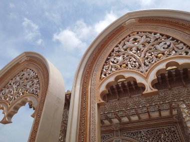 Gökyüzü arkaplanlı büyük cami fotoğrafçılığının güzel kapı sanatı. 