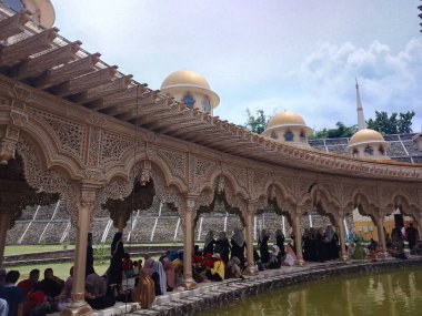 Gökyüzü arkaplanlı güzel balık havuzu fotoğrafçılığı olan büyük cami binası. Altın kubbeler dizildi