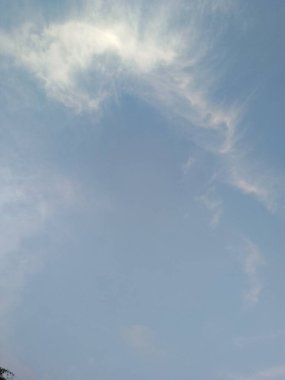 Güzel mavi gökyüzü ve öğleden sonraki fotoğraflarda bulutlar. Doğal arkaplan