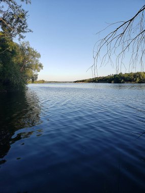 Bahar günü, mavi gökyüzü ile nehir manzarası.