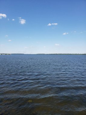 Nehir kıyısının manzarası