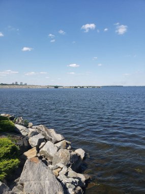 Nehir kıyısının manzarası