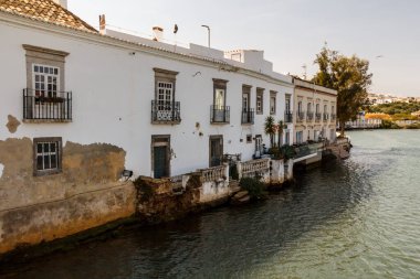 Roma Köprüsü 'nden Gilao Nehri kıyılarının fotoğrafı. Tavira. Portekiz