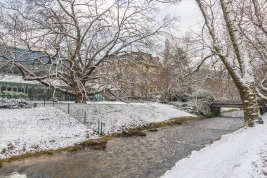 Baden Baden, Almanya, 01192024; Oos Nehri kıyısında yürümek, Baden-Baden