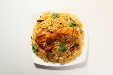 Tavuk Biryani beyaz tabak üst görünümde.