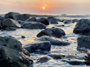 Denizin üzerinde güzel bir gün batımı