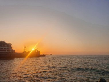 Denizin üzerinde gün batımı