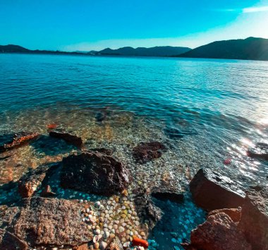 Barra da Lagoa mahallesinde gizlenmiş küçük deniz kabuğu plajı..