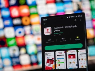 Galati, Romanya - 31 Ekim 2022: Android akıllı telefonlar için Google Play Store 'da Kaufland uygulaması kullanılabilir