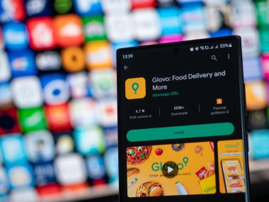 Galati, Romanya - 31 Ekim 2022: Android akıllı telefonlar için Google Play Store 'da Glovo uygulaması kullanılabilir