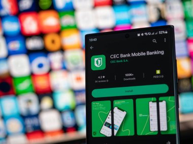 Galati, Romanya - 31 Ekim 2022: Android akıllı telefonlar için Google Play Store üzerinden CEC Bank uygulaması