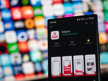 Galati, Romanya - 31 Ekim 2022: Android akıllı telefonlar için Google Play Store 'da Selgros uygulaması kullanılabilir