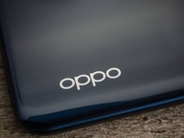 Galati, Romanya - 11 Kasım 2022: Arkasında Oppo marka logoya odaklı üç kameralı akıllı telefon piyasaya sürüldü