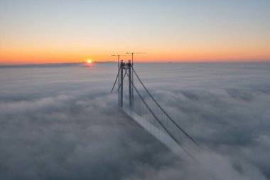 Romanya 'nın Braila ve Tulcea şehirleri arasında inşa halindeki Danube Nehri üzerindeki askıya alınmış köprünün panoramik hava aracı görüntüsü