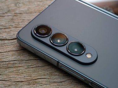 Galati, Romanya - 17 Kasım 2022: Samsung, Galaxy Z Fold4 'ü, arkasında üçlü kamera bulunan katlanabilir bir akıllı telefonun dördüncü neslini fırlattı