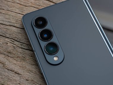 Galati, Romanya - 17 Kasım 2022: Samsung, Galaxy Z Fold4 'ü, arkasında üçlü kamera bulunan katlanabilir bir akıllı telefonun dördüncü neslini fırlattı