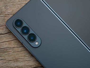Galati, Romanya - 17 Kasım 2022: Samsung, Galaxy Z Fold4 'ü, arkasında üçlü kamera bulunan katlanabilir bir akıllı telefonun dördüncü neslini fırlattı