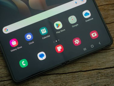 Galati, Romanya - 17 Kasım 2022: Samsung, Galaxy Z Fold4 'ü, arkasında üçlü kamera bulunan katlanabilir bir akıllı telefonun dördüncü neslini fırlattı