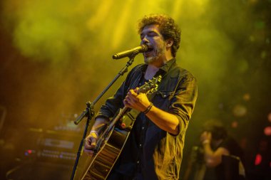 Galati, Romanya - 17 Eylül 2022: Vita de Vie grubundan sanatçı Adrian Despot Tuna Rock Sound festivalinde canlı performans sergiledi