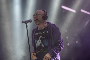 Galati, Romanya - 17 Eylül 2022: Omul cu Sobolani grubundan sanatçı Dan Amariei Tuna Rock Sounds festivalinde canlı performans sergiledi