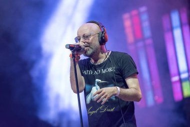 Galati, Romanya - 17 Eylül 2022: Omul cu Sobolani grubundan sanatçı Dan Amariei Tuna Rock Sounds festivalinde canlı performans sergiledi