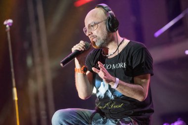 Galati, Romanya - 17 Eylül 2022: Omul cu Sobolani grubundan sanatçı Dan Amariei Tuna Rock Sounds festivalinde canlı performans sergiledi