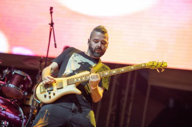Galati, Romanya - 17 Eylül 2022: Omul cu Sobolani grubundan sanatçı Radu Caragea Tuna Rock Sounds festivalinde canlı performans sergiledi
