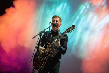 Galati, Romanya - 18 Eylül 2022: The Mono Jacks grubundan sanatçı Doru Trascau Tuna Rock Sounds festivalinde canlı performans sergiledi