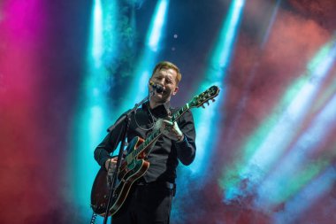 Galati, Romanya - 18 Eylül 2022: The Mono Jacks grubundan sanatçı Doru Trascau Tuna Rock Sounds festivalinde canlı performans sergiledi