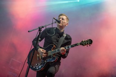 Galati, Romanya - 18 Eylül 2022: The Mono Jacks grubundan sanatçı Doru Trascau Tuna Rock Sounds festivalinde canlı performans sergiledi