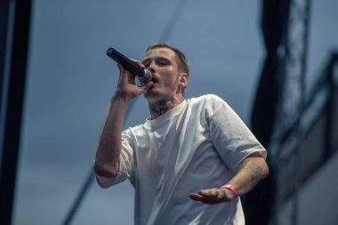 Galati, Romanya - 18 Eylül 2022: HVNDS grubundan sanatçı Radu Iustin Campeanu Tuna Rock Sounds festivalinde canlı performans sergiledi