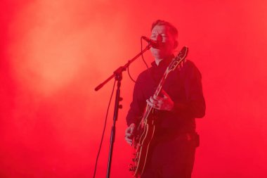 Galati, Romanya - 18 Eylül 2022: The Mono Jacks grubundan sanatçı Doru Trascau Tuna Rock Sounds festivalinde canlı performans sergiledi