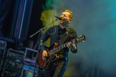 Galati, Romanya - 18 Eylül 2022: The Mono Jacks grubundan sanatçı Doru Trascau Tuna Rock Sounds festivalinde canlı performans sergiledi