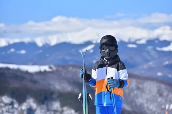 햇볕에 다니는 스키를 풍경을 배경으로 산비탈에서 즐긴다 — 스톡 사진