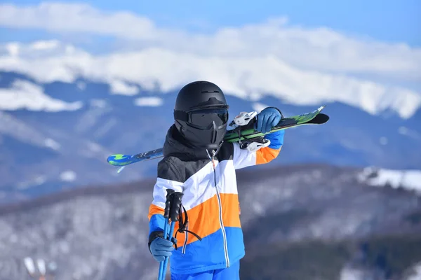 Llevar Antorcha Joven Esquiador Camina Hacia Cumbre Con Esquís Mano —  Fotos de Stock