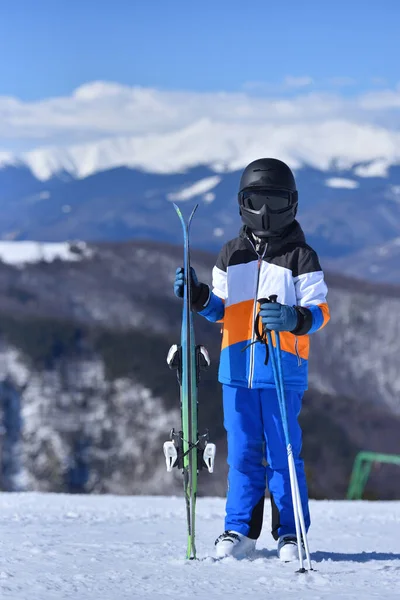 햇볕에 다니는 스키를 사람은 산비탈에서 즐긴다 — 스톡 사진