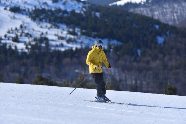 スキーに最適な日 冒険的な男は彼のコンパニオンとして見事な山の風景とブルーバードの日に斜面に取り組む — ストック写真