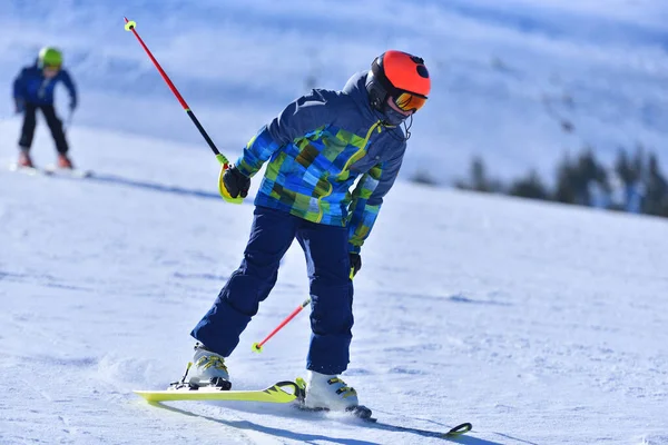 Mejor Experiencia Esquí Hombre Aventurero Destroza Montaña Día Perfecto — Foto de Stock
